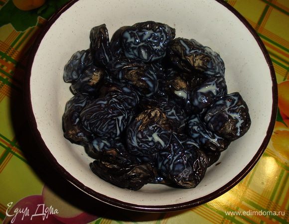 По истечении часа чернослив отцедить и залить ликёром.Отставить на время.