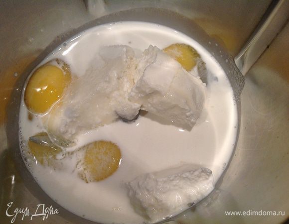 Для начинки: взбить яйца, сахар, сливки и творог.