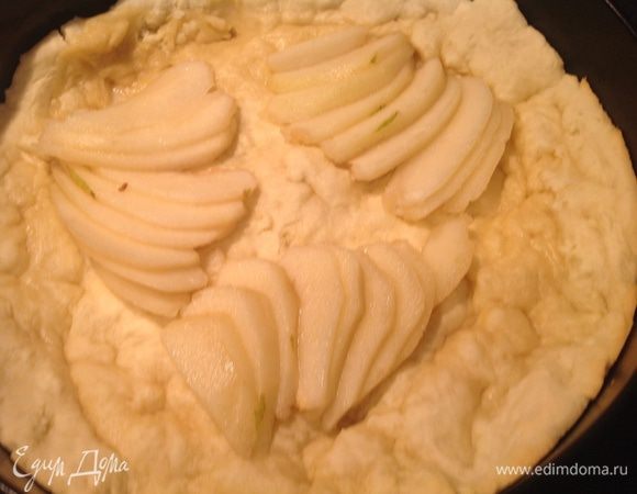 Груши почистить, удалить сердцевину, тонко нарезать. Разложить груши на корж.