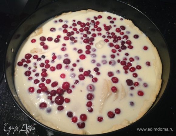 Сверху выложить клюкву. Поставить в духовку и готовить еще 50-60 минут.