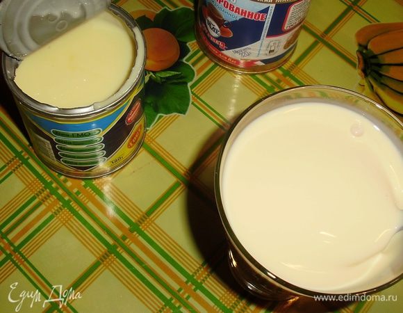 Соединить все ингредиенты для пропитки коржей: концентрированное молоко,топлёное молоко, сгущённое молоко и ликёр (по желанию).