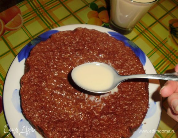 Пропитать остывшие коржи. Поставить в холодильник на часа 3 или более.