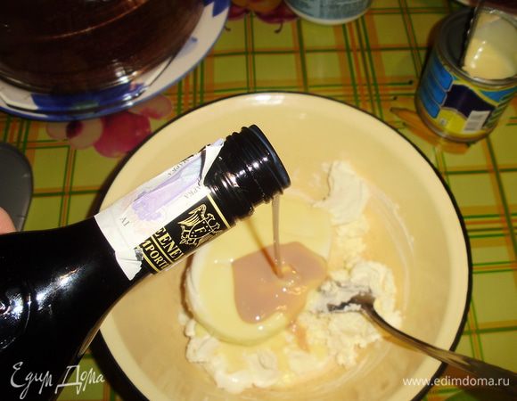 Предварительно достать из холодильника маскарпоне и филадельфию.
Аккуратно смешать сыры и добавить сгущёнку по вкусу + ликёр.