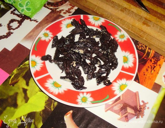 Чернослив порезать соломкой.