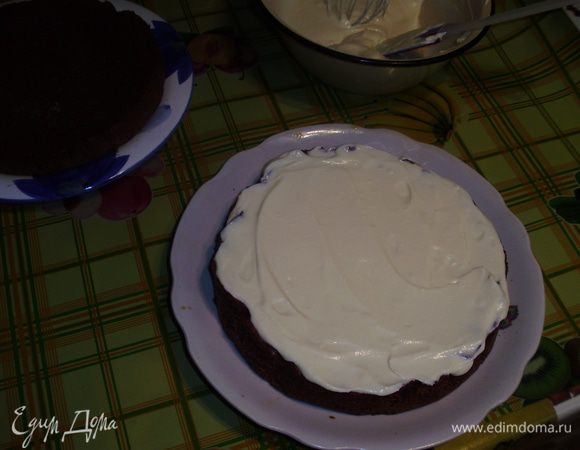 На готовый корж нанести обильно крем.