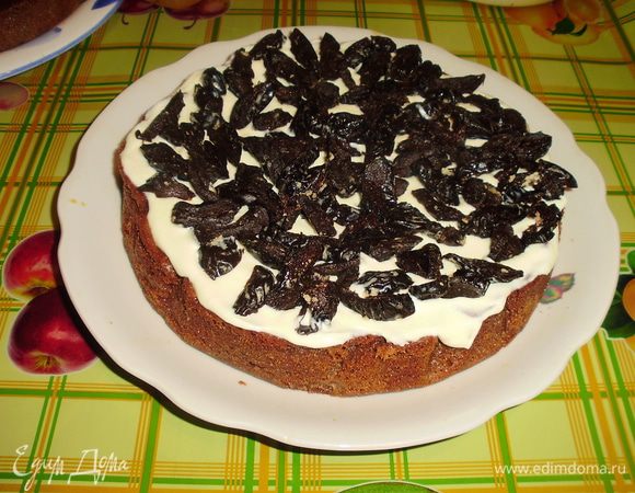 Сверху распределить чернослив.