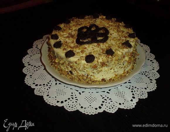 Обмазать кремом, присыпать орехами и украсить.Поставить в холод на ночь для пропитки.
P.S. По украшению я не ас, поэтому не судите строго...