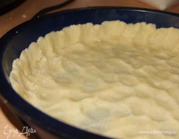 Готовим тесто. Смешать муку, соль, сахар. Добавить холодное масло, нарезанное кубиками. Перемешать до крошек, добавить воду, замесить тесто. Раскатать тесто, выложить в форму, убрать в холодильник на 20 минут.