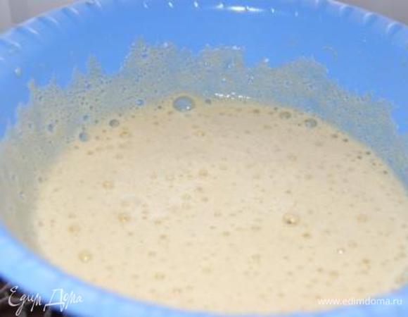 Яйца взбить с медом.