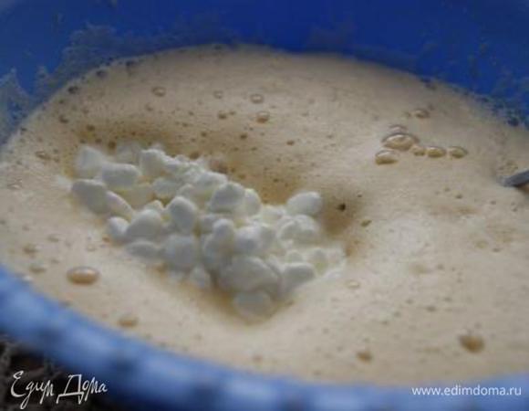 Добавить творог и сахар с лимонной цедрой. Перемешать.

