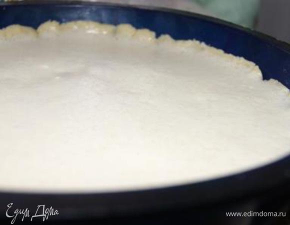 Влить начинку в форму с тестом. Выпекать при 180 гр. 35 минут.