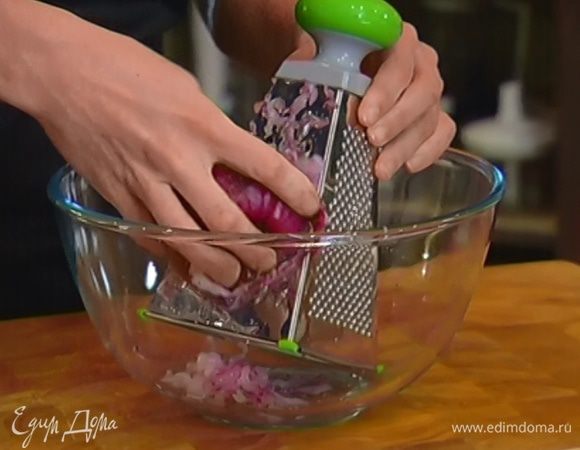 Красный лук почистить и натереть на крупной терке.