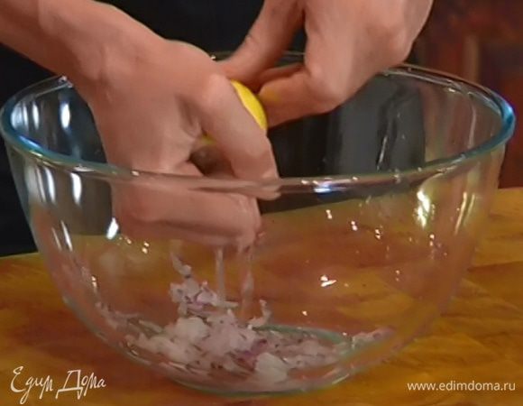 Из лимона отжать сок (понадобится 2 ст. ложки).