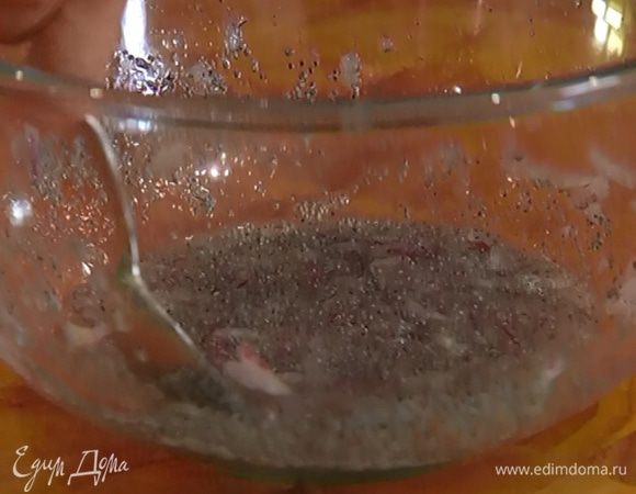 Приготовить заправку: к натертому луку влить лимонный сок, перемешать, добавить мед, мак, посолить, поперчить, влить оливковое масло и все перемешать.