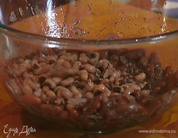 Готовую фасоль соединить с заправкой, все перемешать.