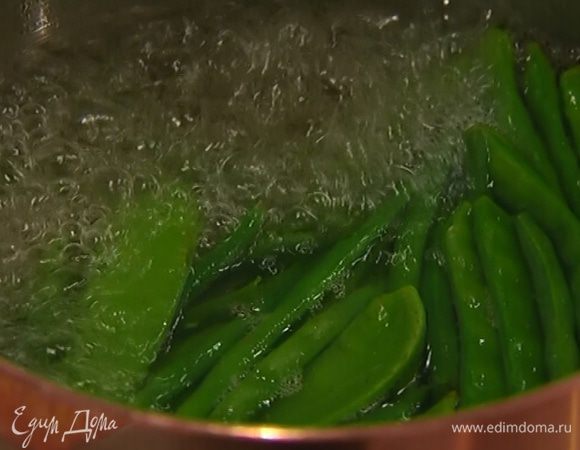 Стручки фасоли слегка отварить, затем отбросить на дуршлаг и обдать ледяной водой, чтобы сохранить цвет.