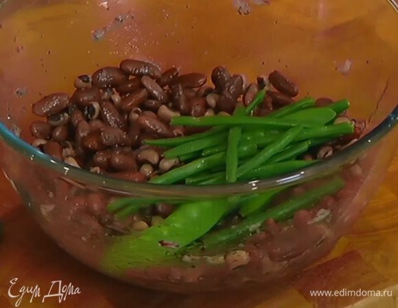 Зеленые стручки фасоли добавить в фасоль с заправкой, все перемешать.