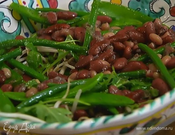 На блюдо выложить руколу, ростки сои, затем фасоль с заправкой и еще раз перемешать.