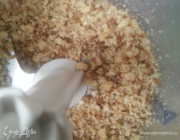 Обжаренные и очищенные орешки измельчаем в блендере. Можно использовать любые орешки.