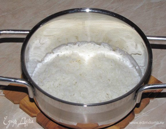 Рис отварить в подсоленой воде и охладить.
