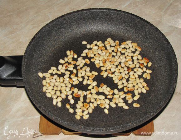 Орешки поджарить на сухой сковороде до золотистого цвета.