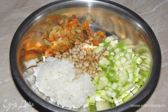 Кабачок нарезать кубиком. Соединить в миске подготовленные ингредиенты - рис, лук с морковью, орешки и кабачок. Посолить и перемешать. Начинка готова.