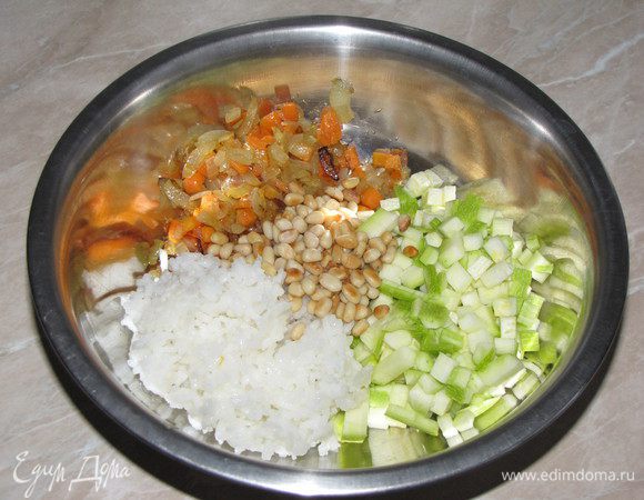 Кабачок нарезать кубиком. Соединить в миске подготовленные ингредиенты - рис, лук с морковью, орешки и кабачок. Посолить и перемешать. Начинка готова.