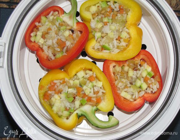 Начинить половинки перце овощами. Выложить в контейнер пароварки. Готовить 15 минут.