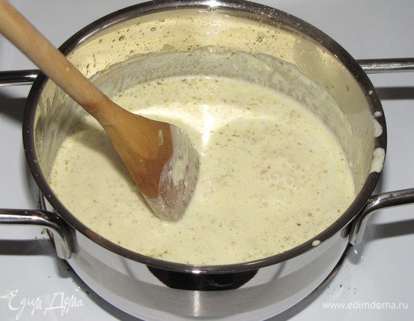 Влить воду, сливки и сметану. Добавить хмели-сунели, посолить и поперчить. Уварить в течении 15 минут до загустения. Соус готов!