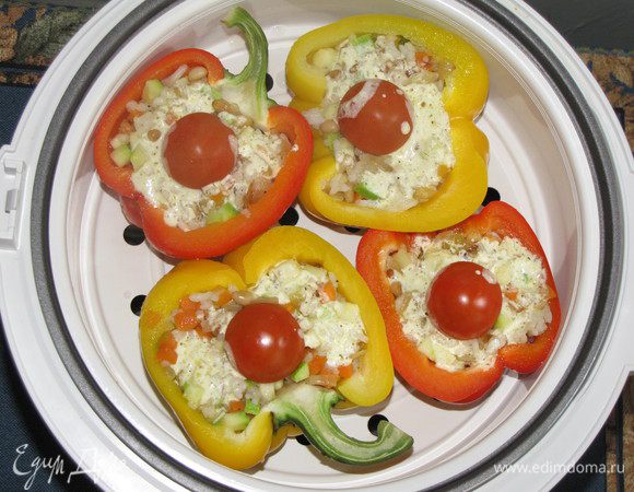 По сигналу вынуть перцы. В каждую половинку положить по одному черри и немного полить соусом. Снова поставить в пароварку и готовить 10 минут. Если перцы крупные и с толстыми стенками, то время приготовления нужно увеличить.