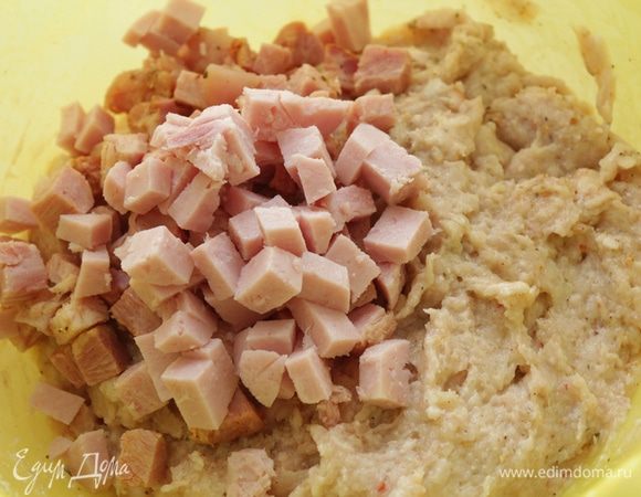 Нарезанную кубиками ветчину добавить в фарш. Хорошенечко все перемешиваем.