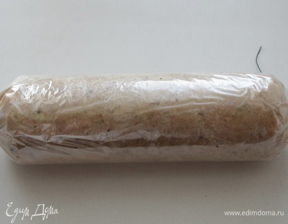 Свернуть батон в форме конфеты. Концы перевязать ниткой. Таких колбасок выходит две.