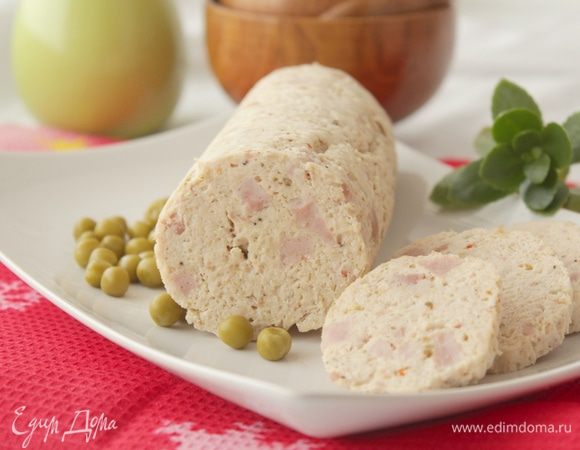 Готовый галантин достаем из кастрюли, охлаждаем, ставим в холодильник. Через час достаем из холодильника, разрезаем на порции и подаем.