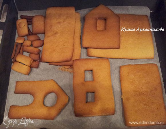 Половину муки смешать с пряностями, разрыхлителем и какао. Вмешать в медовую массу. Замесить мягкое тесто, постепенно подмешивая остальную муку. Еще теплое тесто положить в пакет и в холодильник на ночь. Раскатать тесто, вырезать все детали ( в т.ч. и подставку) и выпекать при 180 гр около 20-30 минут.