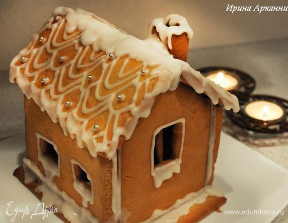 Для глазури все смешать. Собирать стеночки с помощью глазури на подставку.