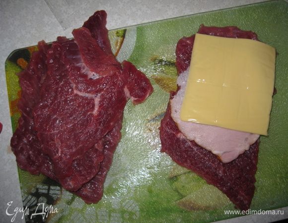 Отбить шницели из телятины. В каждый шницель заложить кружочек ветчины и сыр (лучше эмментальский сыр).