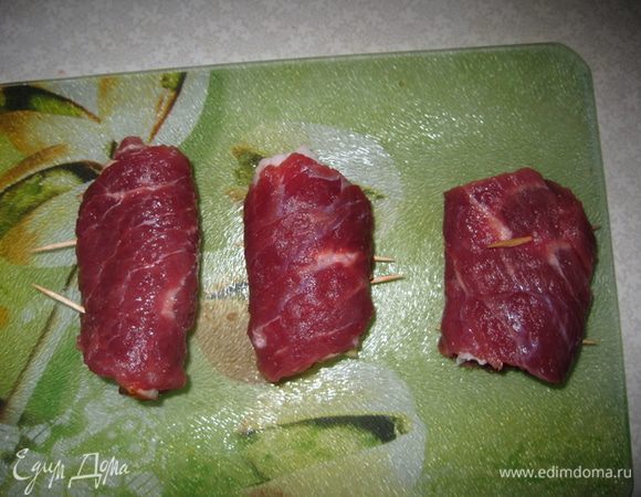 Завернуть, чтобы сыр оказался внутри и закрепить зубочистками. Немного посолить.