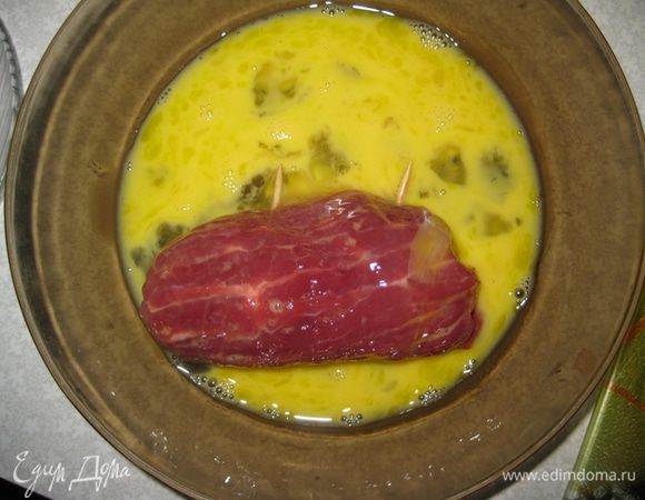 Шницель обвалять в яйце.