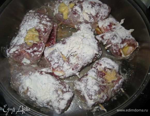 Обжарить на растительном масле 5 минут с каждой строны, аккуратно переворачивая.
Плиту выключить и под закрытой крышкой готовить еще 7-10 минут.
Приятного аппетита!