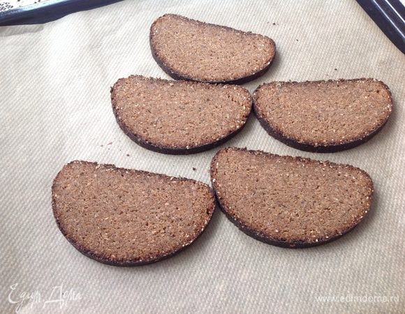 Сушим ломтики хлеба в духовки при 200 гр. 10 минут, остужаем и перемалываем в блендере. 