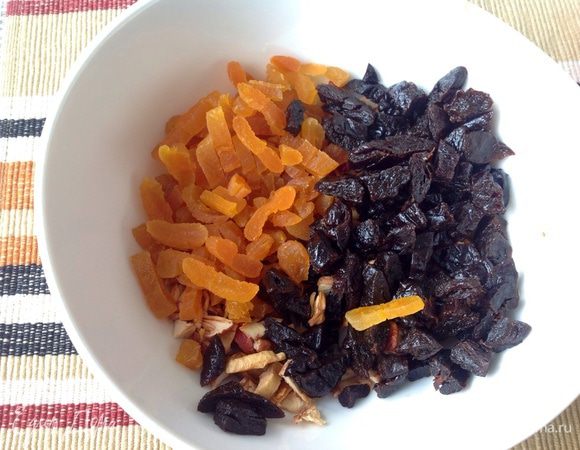 Сухофрукты порезать и замочить горячей водой 200 мл.