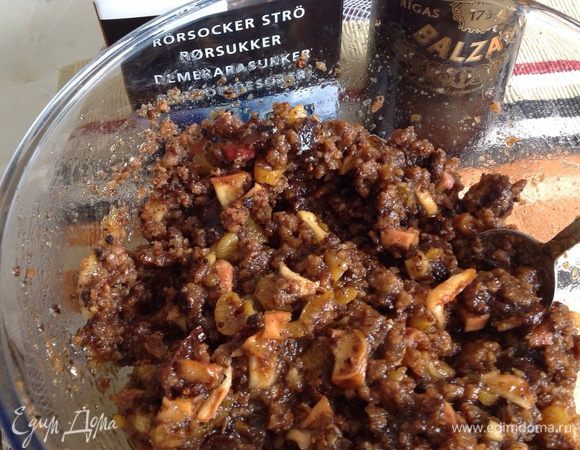 Добавляем к сухофруктам (воду не выливать) молотые сухари ,бальзам, сахар, пряности. Перемешиваем.
Ставим массу на три часа в холодильник.