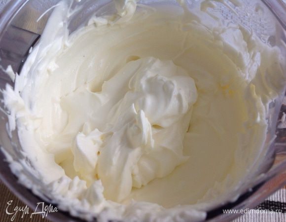 Взбиваем сливки с сахарной пудрой и маскарпоне...