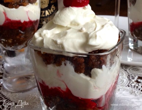 Выкладываем в красивую посуду массу из черного хлеба,ягодный соус и воздушный крем...слоями.Украшаем по желанию....и чашечка кофе в эту компанию обязательна)))
Наслаждайтесь!!!! 