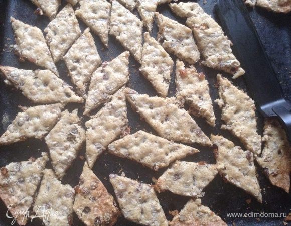 И сразу же разрезать прямо горячее на кусочки (быстро высыхает).