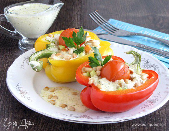Готовые перцы разложить в тарелки, полить соусом, посыпать орешками. И подавать к ужину, как самостоятельно блюдо. Приятного аппетита!