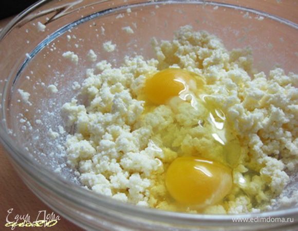 Добавить яйца и взбить миксером.