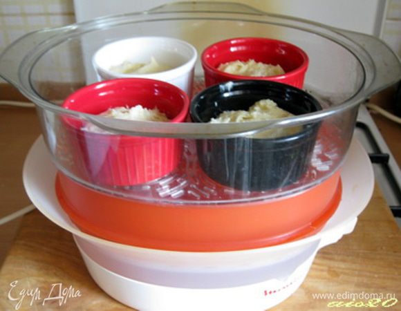 Керамические формочки наполнить тестом на 1/2. Поставить в пароварку и готовить 30-40 минут до полной готовности.
Готовность определять зубочисткой. Сухая зубочистка - кексы готовы.