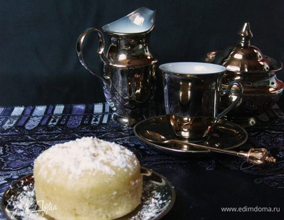 Кексам дать остыть, затем вынуть их из формочек и посыпать сахарной пудрой.