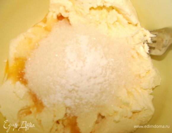 Для начинки 1: смешать творог с яйцом, сахаром, ванилью и разрыхлителем.